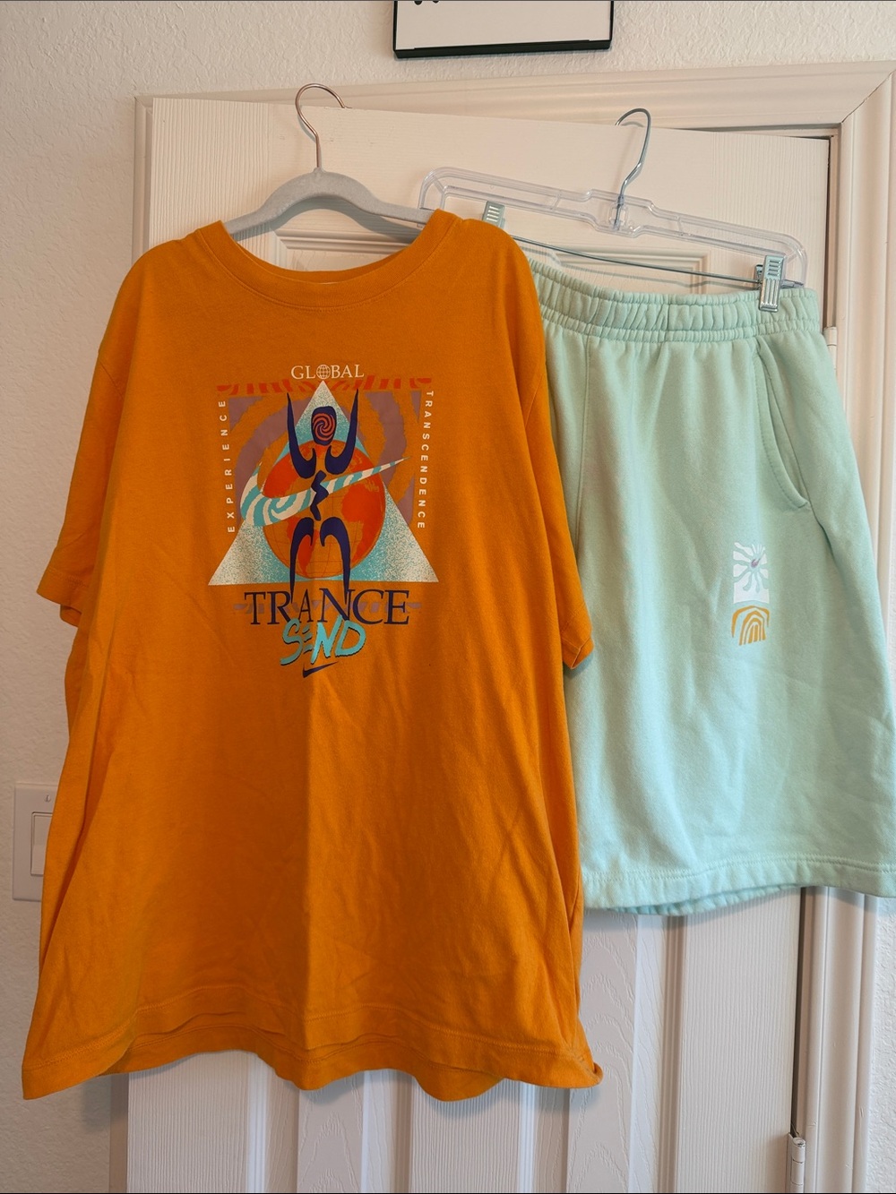 Mens Nike Global Trance Graphic Tee in Orange with matching Mint Shorts - Size L